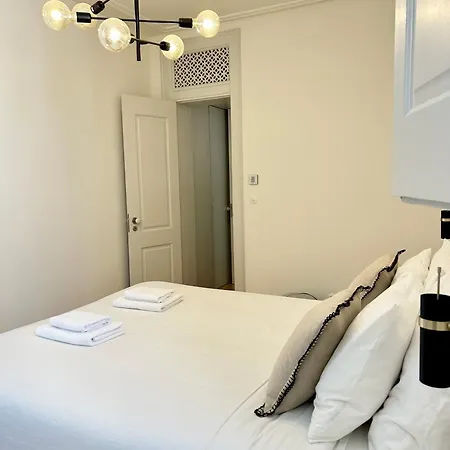 Private In Historic Center - Steps From Santa Justa Lift Лиссабон